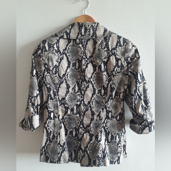 Snakeskin printed cropped blazer, full pockets, soft silky cotton blend - Picture 2 of 16